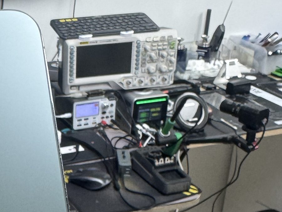Mesa de microsoldadura del laboratorio, con osciloscopio, fuente de poder y estación de soldadura