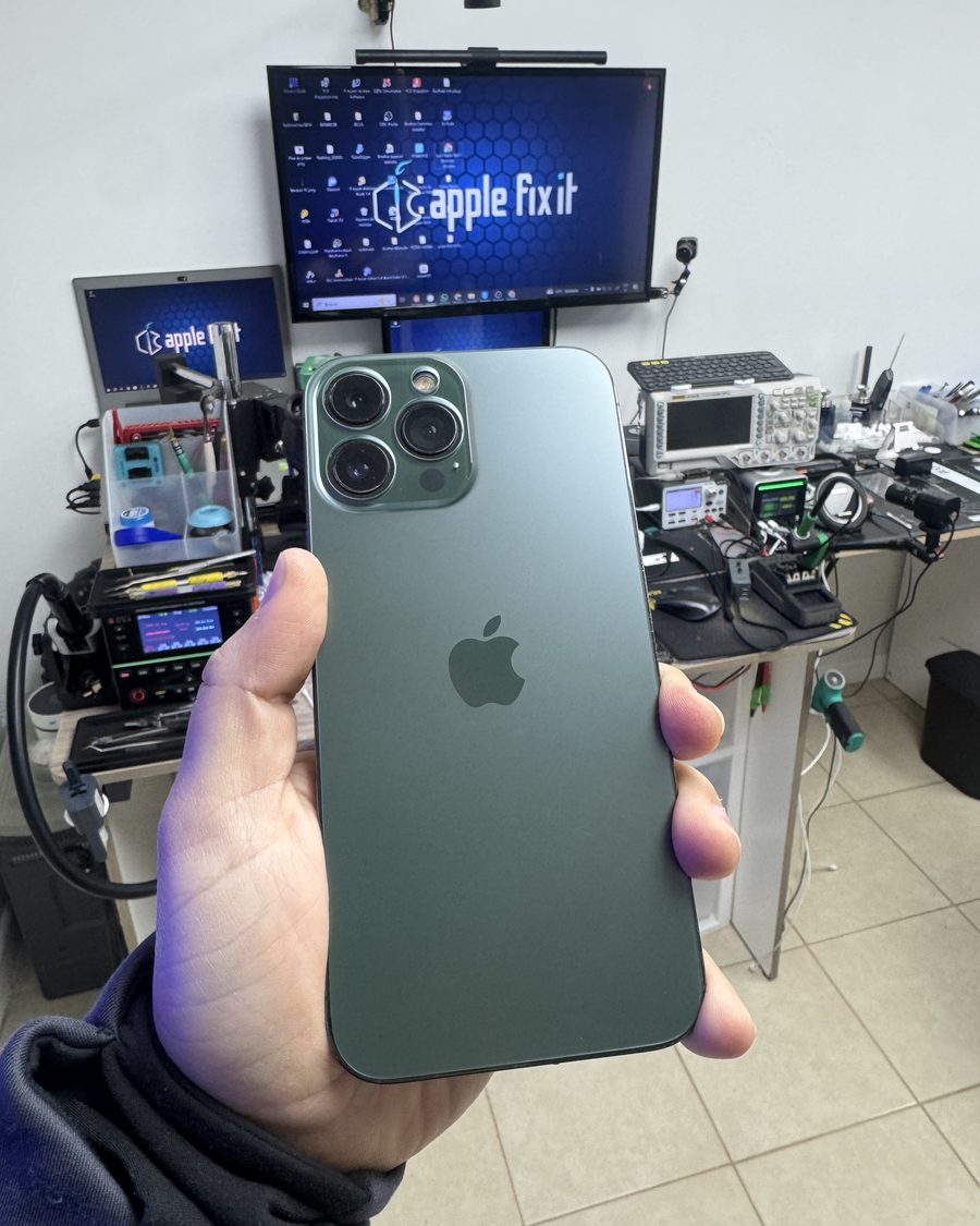 iPhone reparado en la mesa del laboratorio