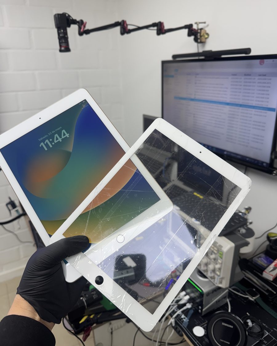 Dos iPad en el laboratorio: uno con el táctil trizado y otro ya reparado