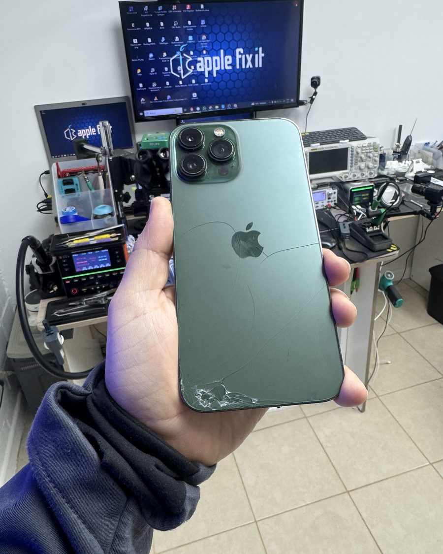 iPhone con la tapa trasera trizada, antes de la reparación