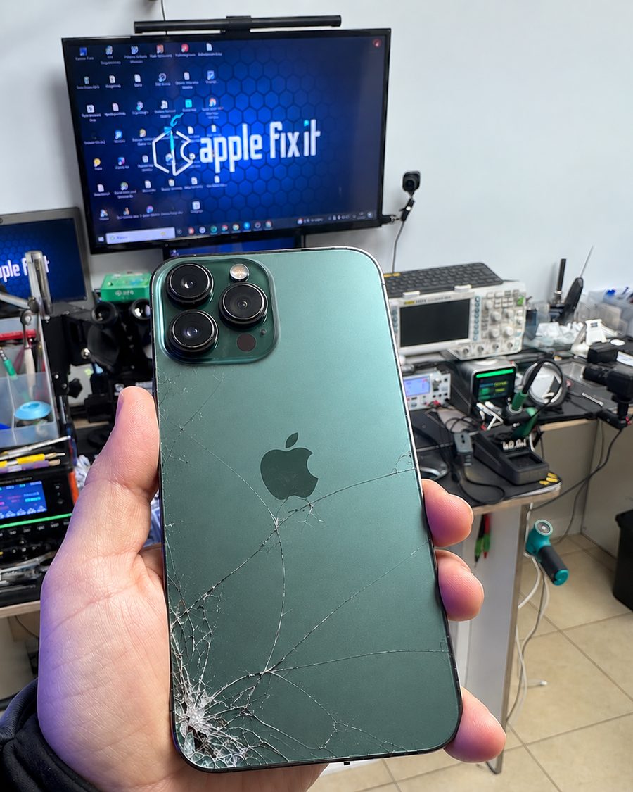 iPhone con la tapa trasera rota, antes de la reparación