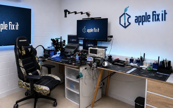 Laboratorio de Apple Fix IT en Talca: mesa de trabajo con microscopio, osciloscopio y pantallas